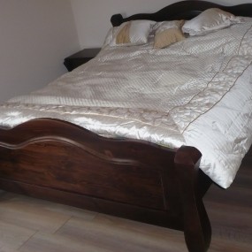 Łóżko Love - kolor palisander - Unikatowe łóżko na drewnianych nogach 