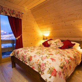 Łóżko w drewnianej chacie ,meble do drewnianych domków,